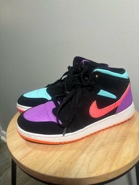 Jordan Black and White Label Tag Detail